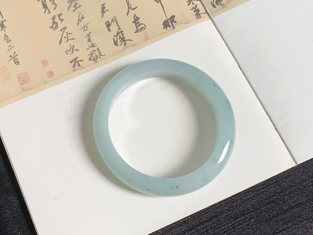 【翡翠手镯】高级国风玉镯，56/57圈口，冰润飘花正圈，尺寸：56.7×12.6×8.5mm。
