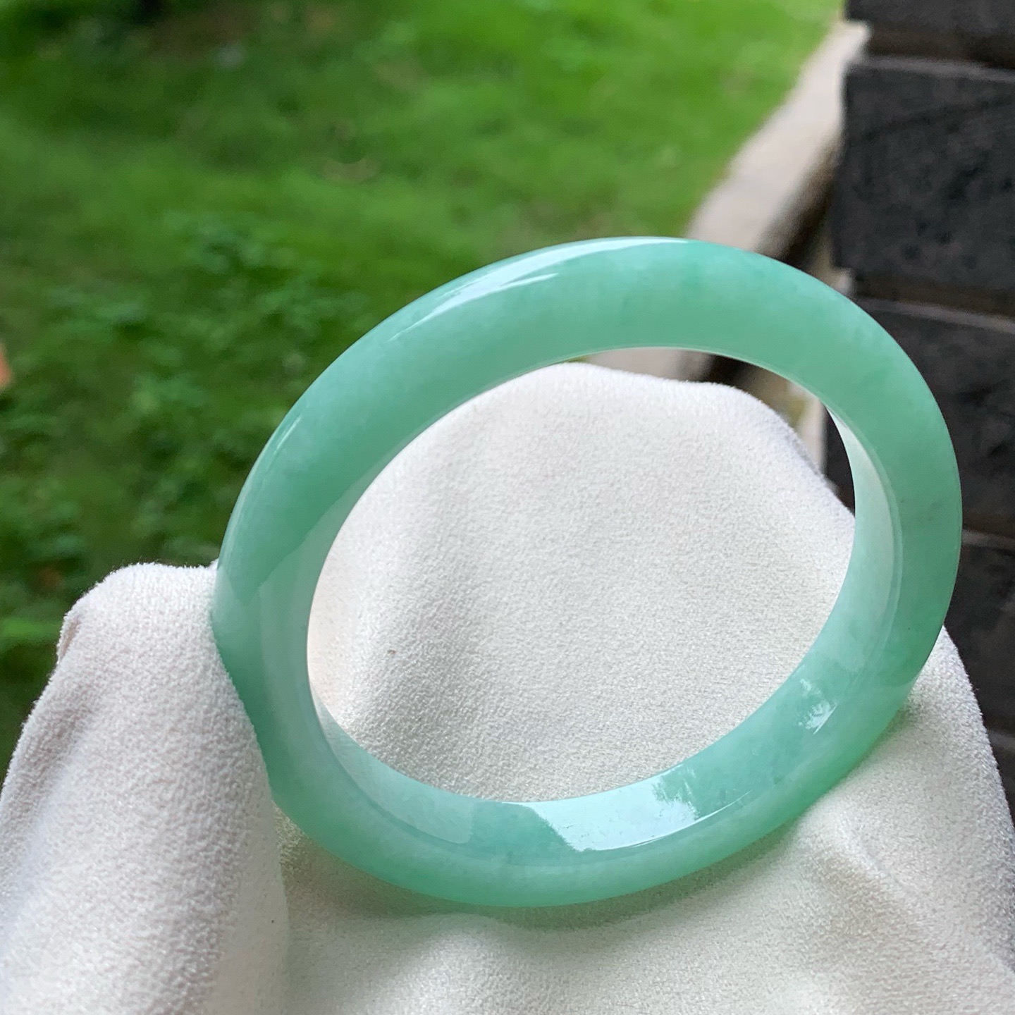 【翡翠手镯】满绿满色正圈，条形纤细，55圈口，尺寸：55.1&times;9.3&times;8.2mm，微微纹