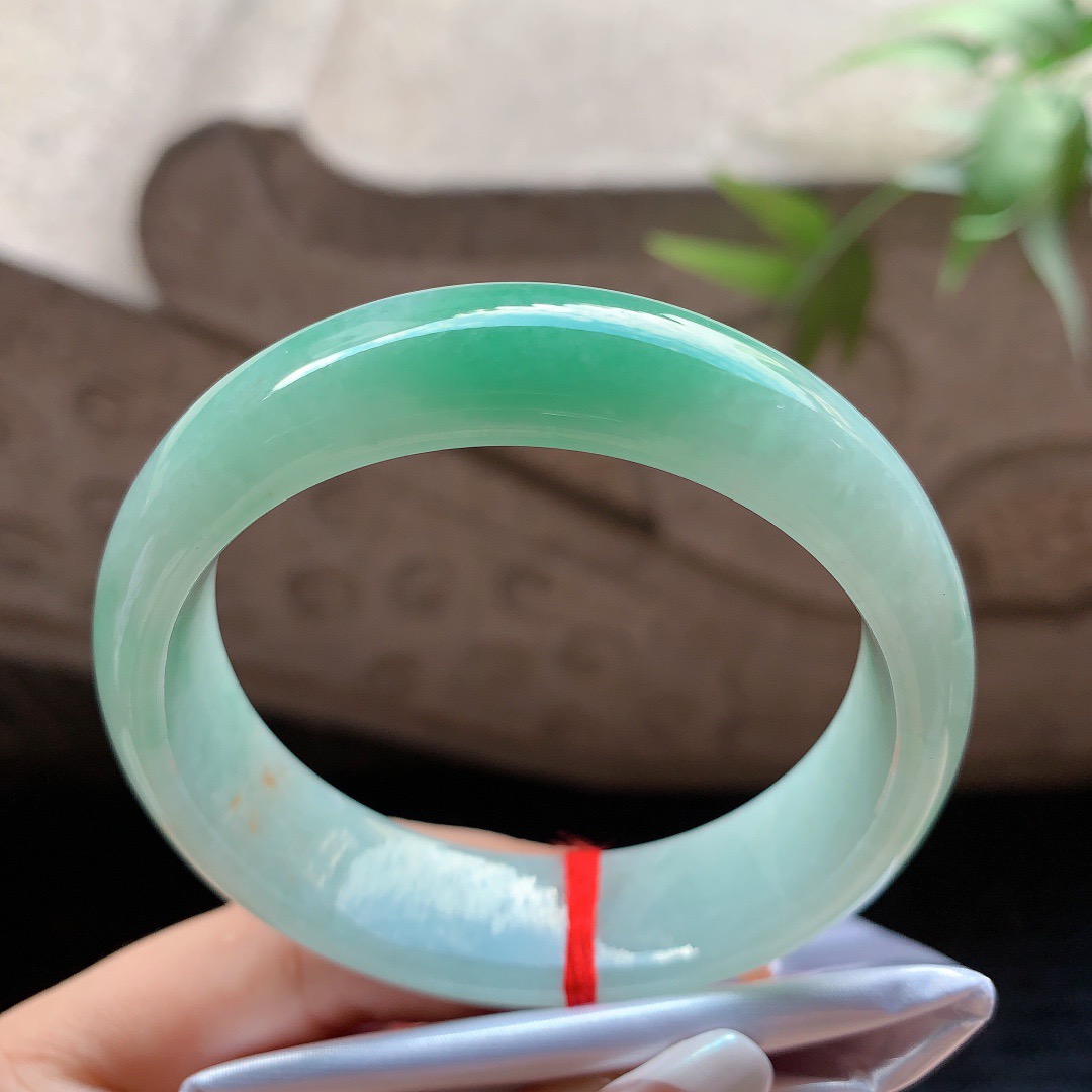 【翡翠手镯】飘绿正圈手镯，圈口55.2-16-8！特价