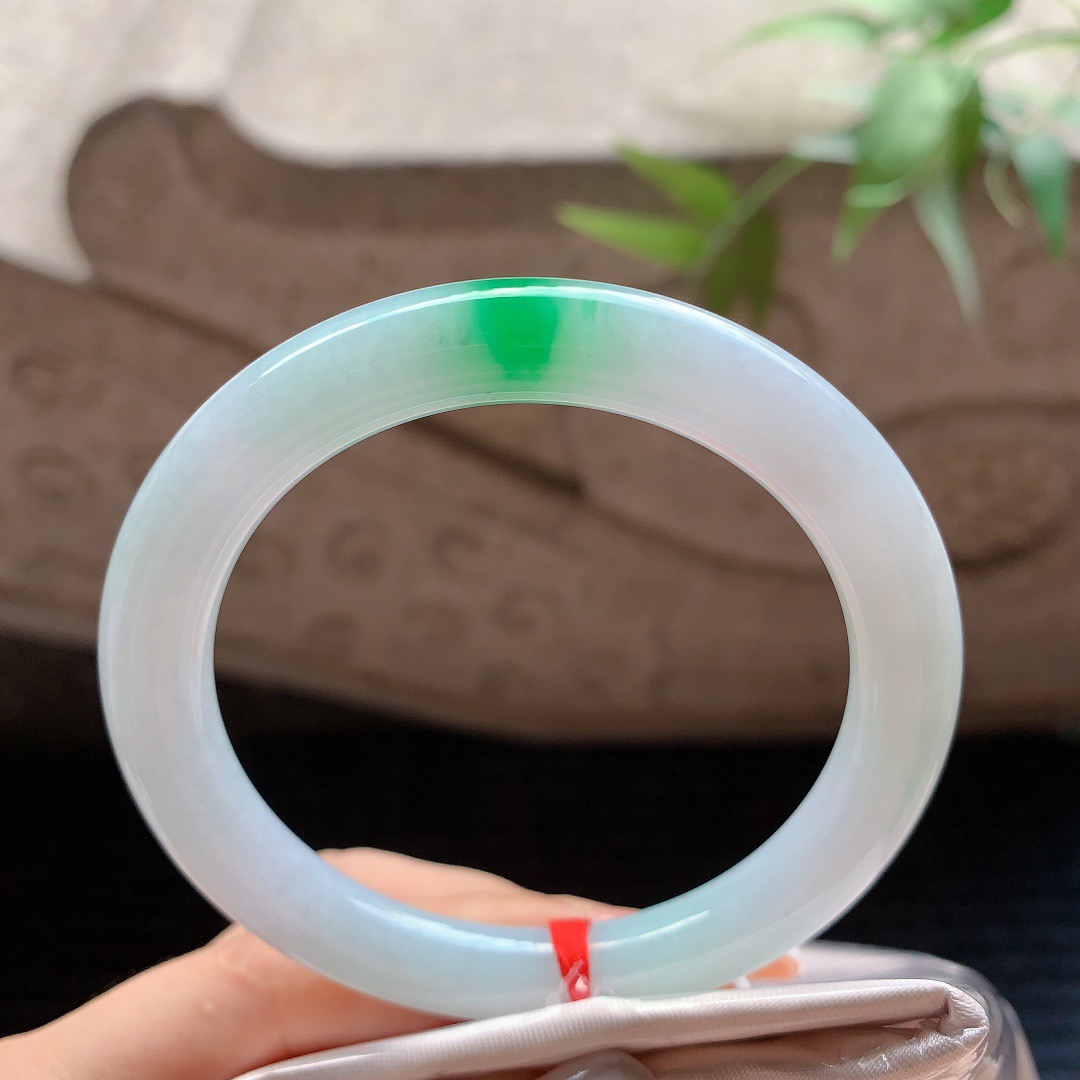 【翡翠手镯】飘绿圆条手镯，圈口55.7-8.6-9！特价