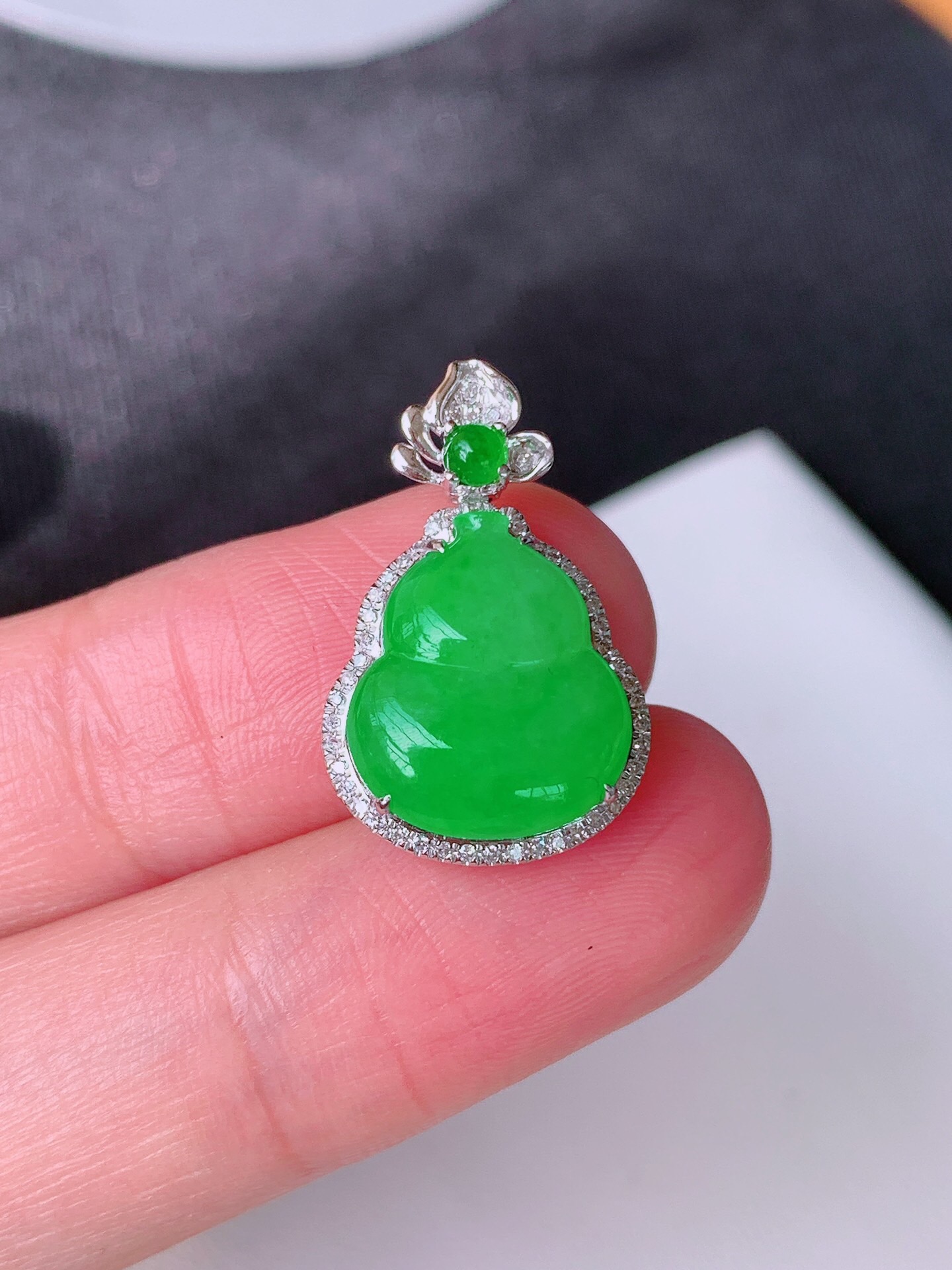 【翡翠吊坠】18k镶嵌冰绿葫芦 裸石尺寸：13.4/11.8整体尺寸：21.4/13.9/6.2