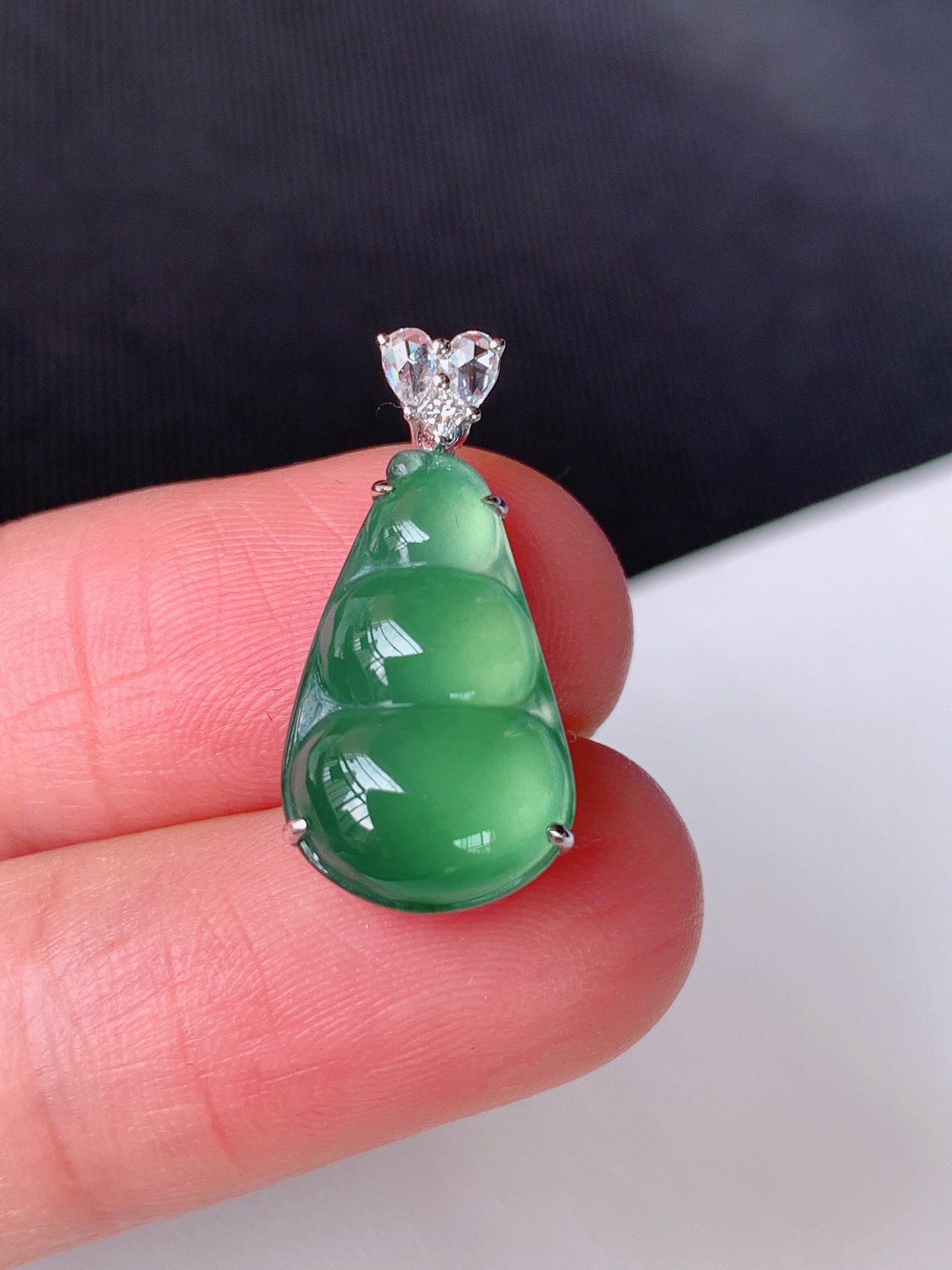 【翡翠吊坠】18k镶嵌冰晴福豆 裸石尺寸：16.4/10,5 整体尺寸：21.5/10.5/6.4