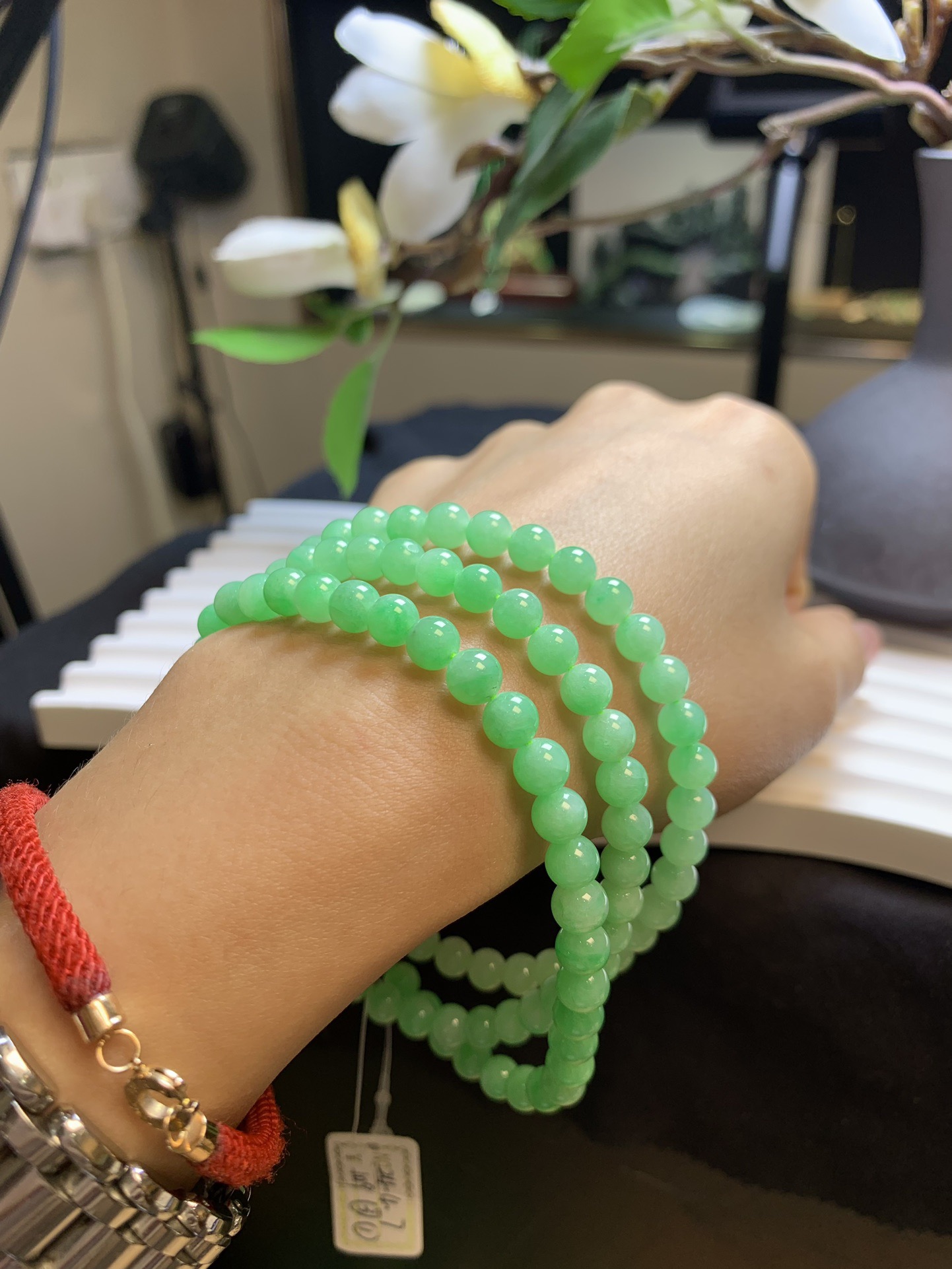 【翡翠珠链】5.5-6.1mm 109颗 64cm  甜阳绿项链 色调清新明亮 细腻 基本完美 均匀 清爽迷人