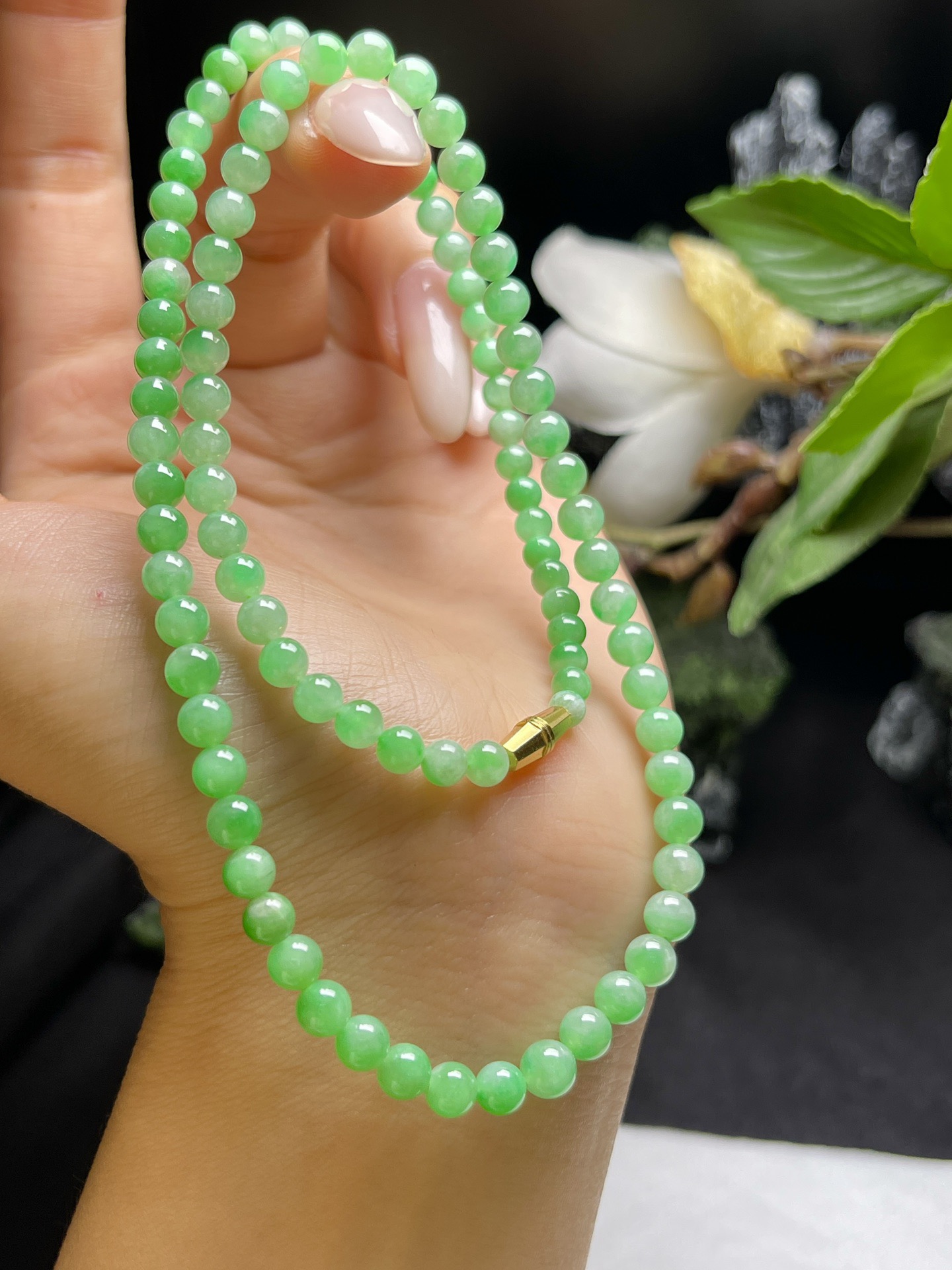 【翡翠珠链】96颗 鲜绿项链 色均匀 清爽迷人 基本完美 细腻 尺寸4-5m